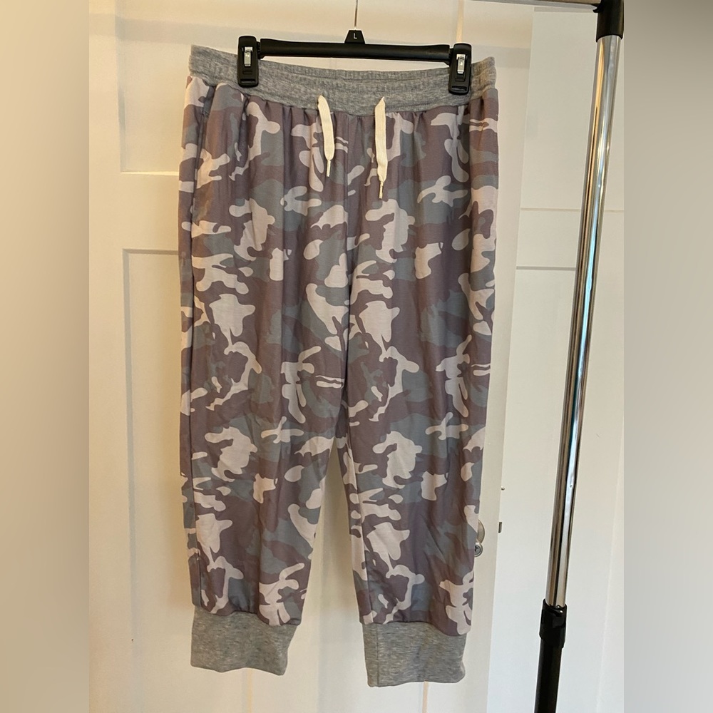 Womens Camo Crop Joggers with pockets! Size XL